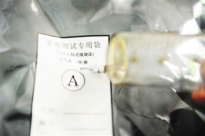 進(jìn)行編號(hào)后，用針筒從惡臭樣本中抽取部分氣體注入其中一只臭袋。