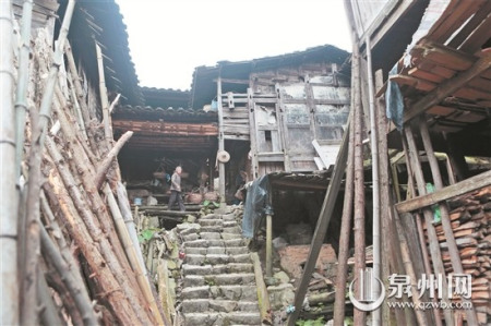 房子歷經(jīng)數(shù)百年風雨，現(xiàn)已殘破不堪。
