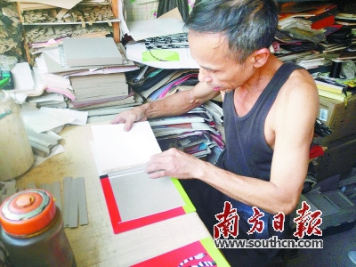 為了把筆記本制作得更精美，許金才特意購買了專業(yè)切割刀。胡克雅 攝 