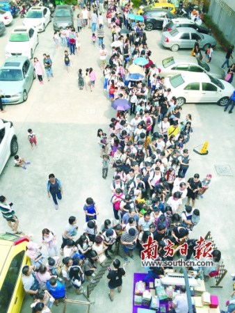 在汕頭1860文化創(chuàng)意園，許金才的攤位前排起了千人長隊 受訪者供圖