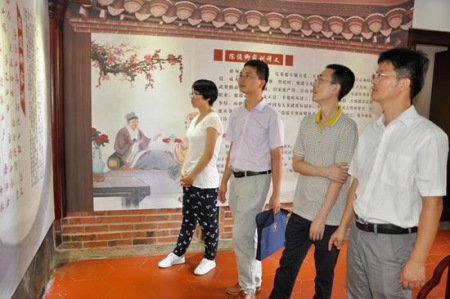 莆田市黨員干部正在莆陽(yáng)家規(guī)家訓(xùn)館展廳觀看家訓(xùn)文字 莆田市黨員干部正在莆陽(yáng)家規(guī)家訓(xùn)館展廳觀看家訓(xùn)文字