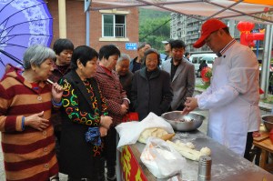 縉云燒餅攤位前，駐足了不少市民