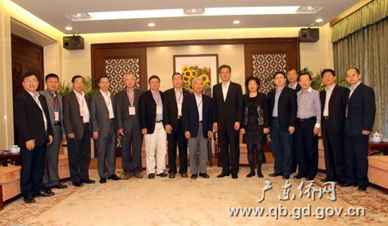 何忠友與國務(wù)院僑辦海外專家咨詢委員東南行代表團(tuán)一行合影留念 何忠友與國務(wù)院僑辦海外專家咨詢委員東南行代表團(tuán)一行合影留念