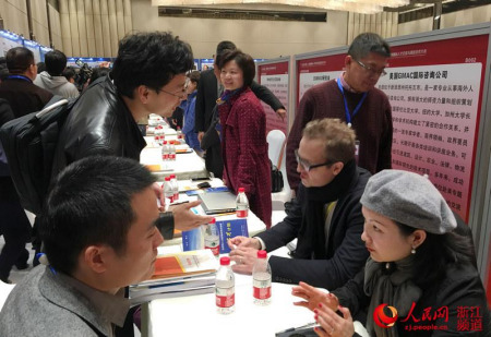 企業(yè)與人才現(xiàn)場對接交流。