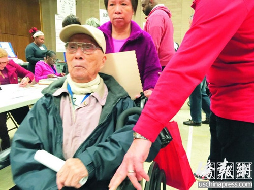 91歲的楊先生在華埠投票站投票。(美國(guó)《僑報(bào)》/葉永康 攝)