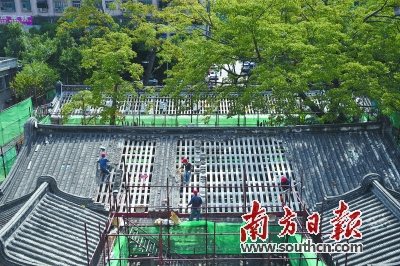 同文學堂的屋頂正在重蓋。