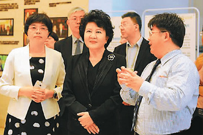 圖為徐德清(右一)向中國(guó)國(guó)務(wù)院僑辦主任裘援平(中)介紹微總部情況。 <a target='_blank' >中新社</a>記者 張 茵攝