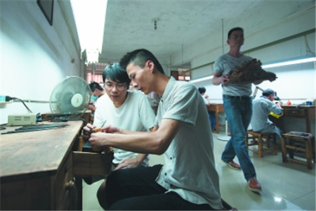  林建軍的“精微透雕”工作室，向有志于傳承民族工藝的年輕人敞開大門。除了本地的年輕人，還有海南、安徽等地的學(xué)員慕名前來學(xué)習(xí)。