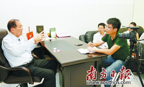梁世楨接受采訪講述印尼八華學校的往事。