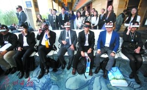 昨日，在會議專題研討間隙，與會代表戴上VR視頻頭盔觀看模擬內容。 廣州日報記者邵權達、莫偉濃 攝