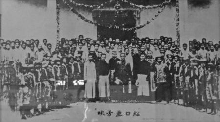1918年5月28日，孫中山在梅縣松口公學(xué)與歡迎者合影。當(dāng)天，孫中山對(duì)在場(chǎng)四百多師生發(fā)表演講，這是孫中山等革命黨人號(hào)召民眾繼續(xù)革命，反對(duì)假共和、打倒軍閥的誓師大會(huì)，影響深遠(yuǎn)。