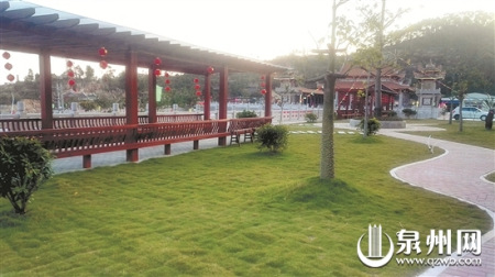 下官路村居家養(yǎng)老服務(wù)站的休閑廣場(chǎng)景致優(yōu)美。