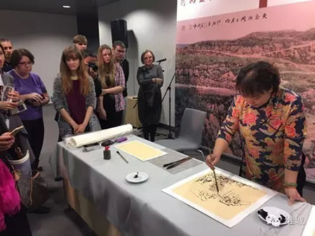 李麗現場作畫
