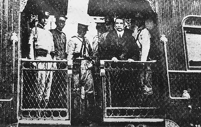 1912年8月18日，孫中山應(yīng)袁世凱之邀，乘安平號(hào)輪船北上，8月25日，在天津換乘火車進(jìn)京。 
