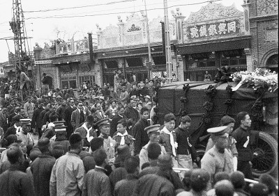  1925年3月12日孫中山在京病逝，4月2日遺體由中央公園移厝香山碧云寺，社會(huì)各界15萬(wàn)人送別。（西德尼·甘博（美） 攝）