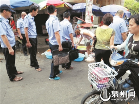 豐澤區(qū)對云谷菜市場周邊的占道經(jīng)營進(jìn)行整治 (吳建南 供圖) 豐澤區(qū)對云谷菜市場周邊的占道經(jīng)營進(jìn)行整治 (吳建南 供圖)