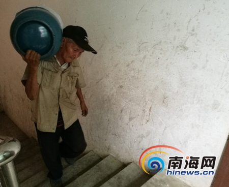 蔡松庭老人送煤氣上樓。南海網(wǎng)記者高鵬攝