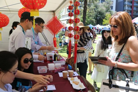 西澳民眾選購中國美食 西澳民眾選購中國美食