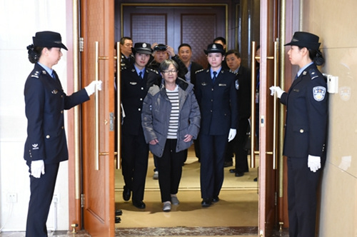 16日，楊秀珠回國投案自首