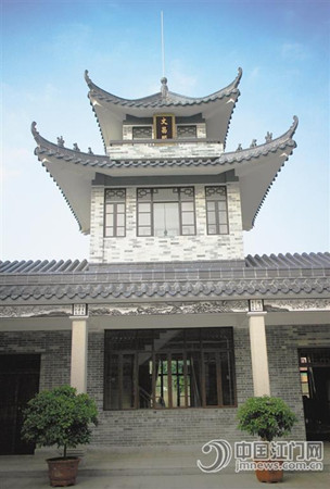 門廳與正廳之間的天井兩旁，分別矗立立著一座四角閣樓，名“文昌閣”和“魁星閣”，寓意陳氏子孫金榜題名。