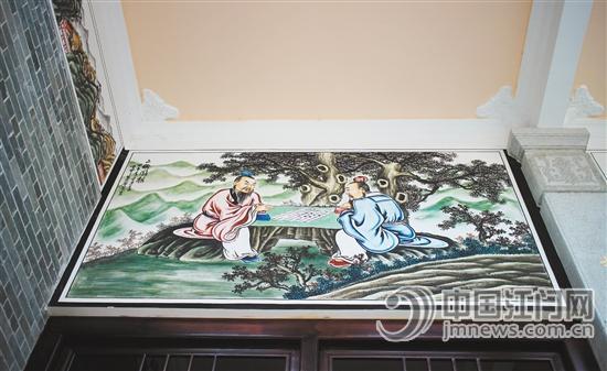 墻上的彩繪，除了傳統(tǒng)的山水花鳥、祥瑞花紋，還有傳統(tǒng)文化故事繪畫。
