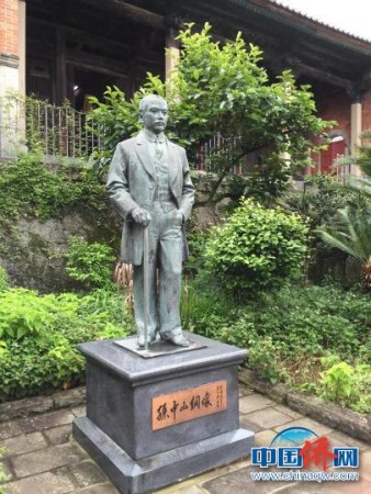 位于長崎福建會館的孫中山銅像 鄭松波 攝