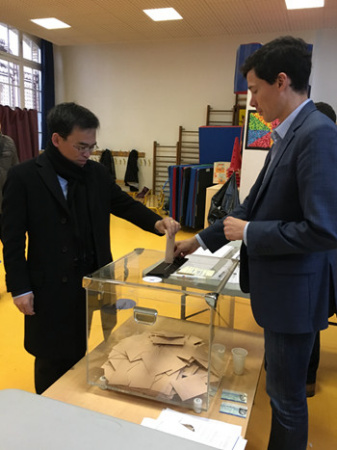 孫文雄在巴黎1區(qū)投票。（法國(guó)《歐洲時(shí)報(bào)》/孔帆 攝）