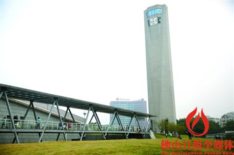 11月12日，建設(shè)中的獅山日新月異。提升城市軟環(huán)境，打造“近者悅，遠(yuǎn)者來”的品質(zhì)生活之城是獅山建設(shè)“產(chǎn)城人融合的廣佛副中心”的重點(diǎn)。 圖片均為佛山日?qǐng)?bào)記者王偉楠攝