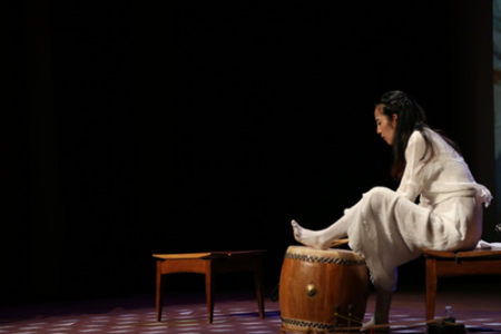 譚盾演奏還原的稽琴。(美國(guó)《世界日?qǐng)?bào)》/洪群超 攝)