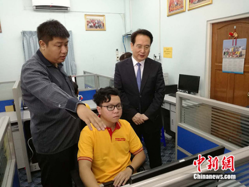 代表團走訪緬甸«金鳳凰報»中文報社。