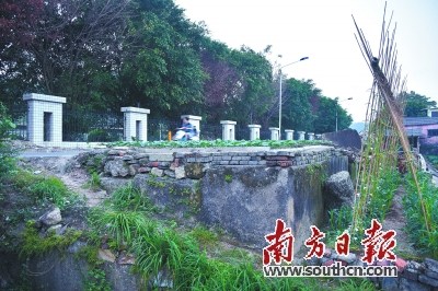 化身菜地的潮汕鐵路水塔塔基。許端陽 攝