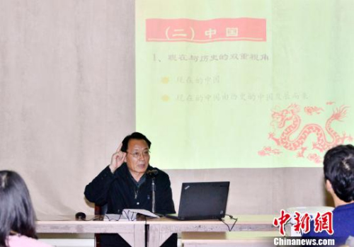 華文教育名師巡講團(tuán)就中華文化、幼兒漢語教學(xué)和小學(xué)漢語教學(xué)法進(jìn)行專題講解?！↓垊ξ?攝