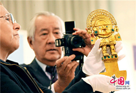 2006年4月6日，北京中國國家博物館，《失落的經(jīng)典——印加人及祖先珍寶展》準備開展，一批秘魯古文明文物珍寶在北京開箱亮相，工作人員在展示印加文明文物珍寶《金杜米》。