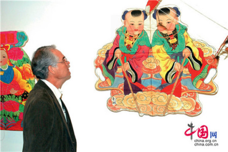 2006年10月25日，在秘魯首都利馬的國家博物館，一位秘魯男子觀看來自中國濰坊的精品風箏。中國濰坊風箏藝術展當天在利馬開幕，以慶祝中秘建交35周年。形態(tài)各異、制作精美的中國風箏引起了秘魯人的極大興趣。