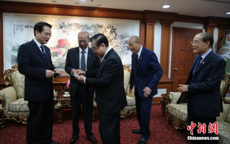 譚天星（左一）走訪泰國中華總商會。 <a target='_blank' >中新社</a>記者 謝萍 攝