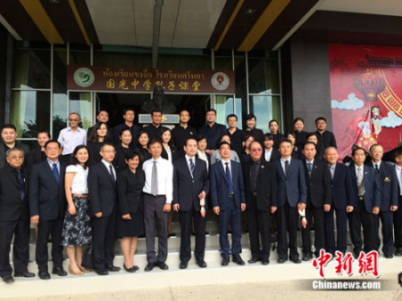 圖為譚天星與國光中學華文教師和董事會成員合影。夏春平 攝