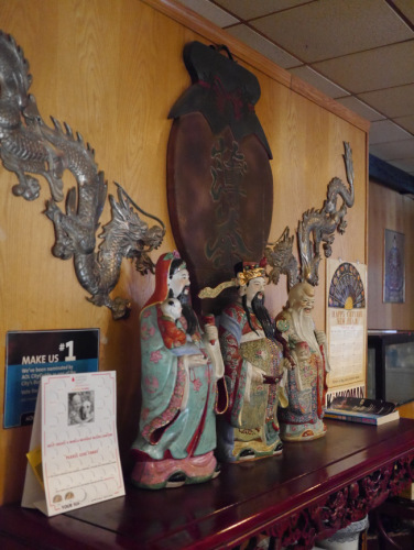 餐廳入口處的墻上，掛著歷史久遠(yuǎn)的銀色雙龍。(美國《世界周刊》/黃惠玲 攝)