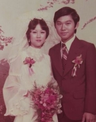 李鳳英只保留一張兒子陳少進(jìn)與媳婦的結(jié)婚照片，可是已忘記自己是如何取得這張相片。（馬來(lái)西亞《星洲日?qǐng)?bào)》）
