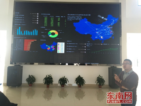 工作人員正在介紹傳化公路港的網(wǎng)絡運營系統(tǒng) 工作人員正在介紹傳化公路港的網(wǎng)絡運營系統(tǒng)