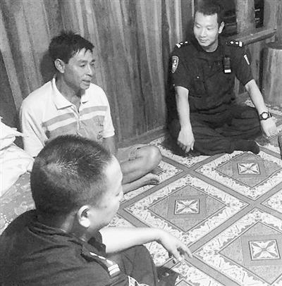 記者隨執(zhí)法人員走訪老撾籍民船。本報(bào)記者 魏哲哲攝