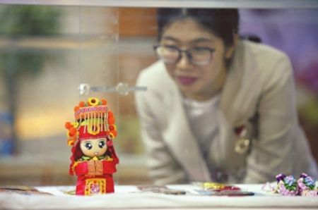  “默默噠”公仔深受年輕人喜愛，銷售火爆。
