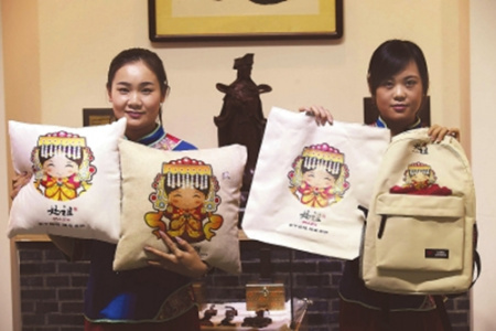  抱枕、布袋、背包等實用性媽祖文創(chuàng)產(chǎn)品越來越多。