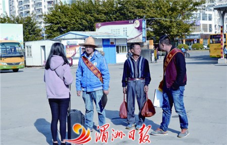圖為市公交東站的志愿者為南來北往的乘客提供咨詢等服務(wù)。