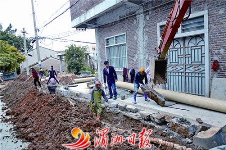 寨下村正在建設(shè)污水收集管網(wǎng)。