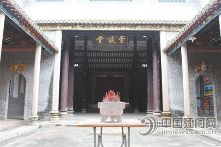 古祠內(nèi)部很寬敞，中座掛有“崇讓堂”的牌匾。