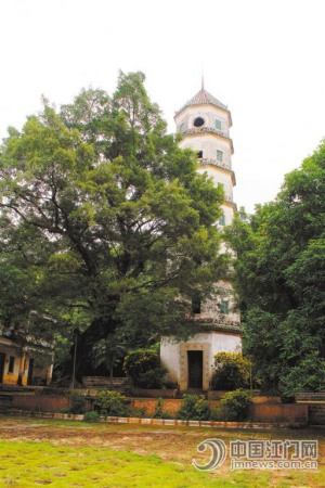 在整座宗祠后方，還建有一座八角塔，名喚文炳閣，被稱為文樓的“文筆”，文炳閣作為 “虎尾”，與前后低、中間高的古祠組成“供虎拱腰”之勢。