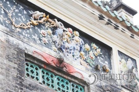 雕刻的花卉、壁畫雖因年代久遠(yuǎn)而顯得有些陳舊，但正因?yàn)檫@些歲月痕跡，更顯韻味。