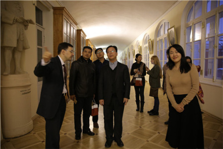 中國(guó)“一帶一路”媒體采訪團(tuán)在圣彼得堡國(guó)立大學(xué)參觀。(圖片來(lái)源：央視網(wǎng) 張土昌)