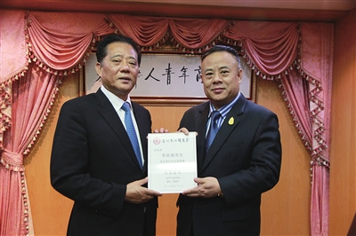 僑商智庫理事長(zhǎng)鄭漢明（左）與泰國華人青年商會(huì)會(huì)長(zhǎng)李桂雄合影。
