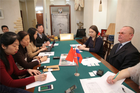 圣彼得堡市政府外交事務(wù)委員會會長顧問弗拉季米爾(右一)在接受中國“一帶一路”媒體采訪團(tuán)的采訪。 (圖片來源 央視網(wǎng) 張土昌)